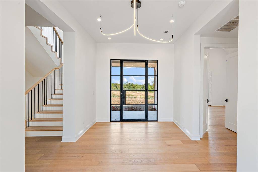 1071 Lakeway Drive, Sanger, TX 76266