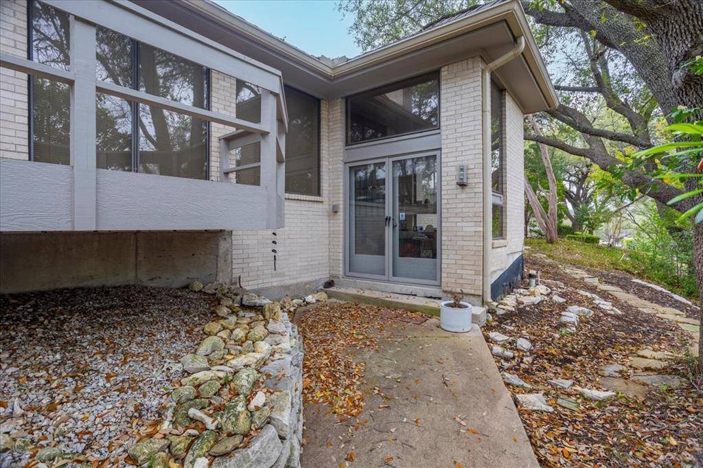 2001 Deepdale Drive, Westover Hills, TX 76107