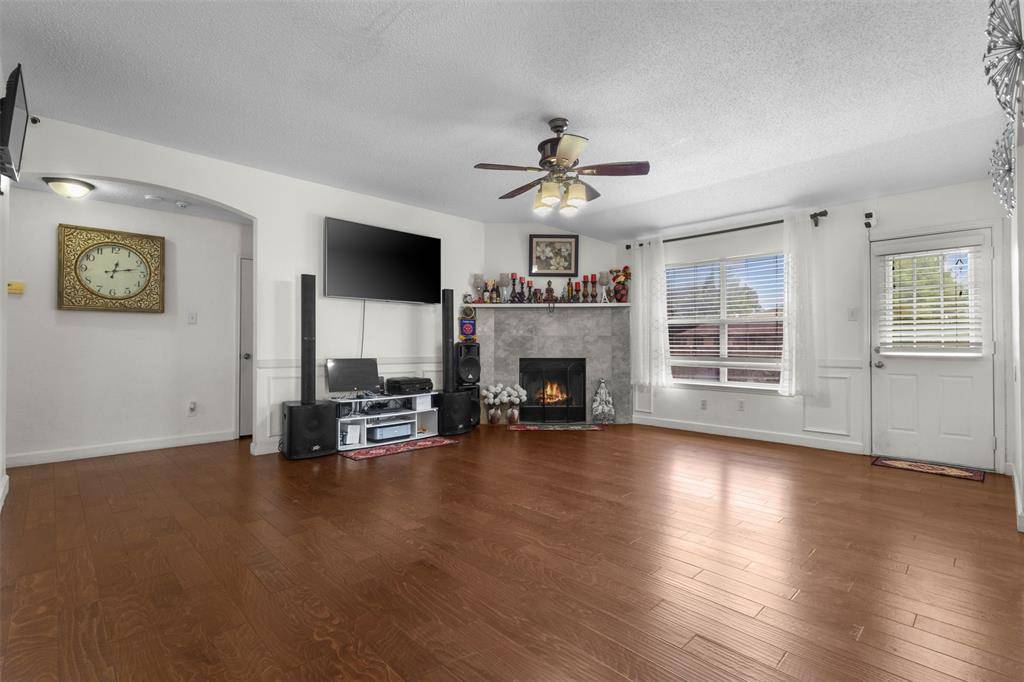 300 Comiskey Court, Saginaw, TX 76179