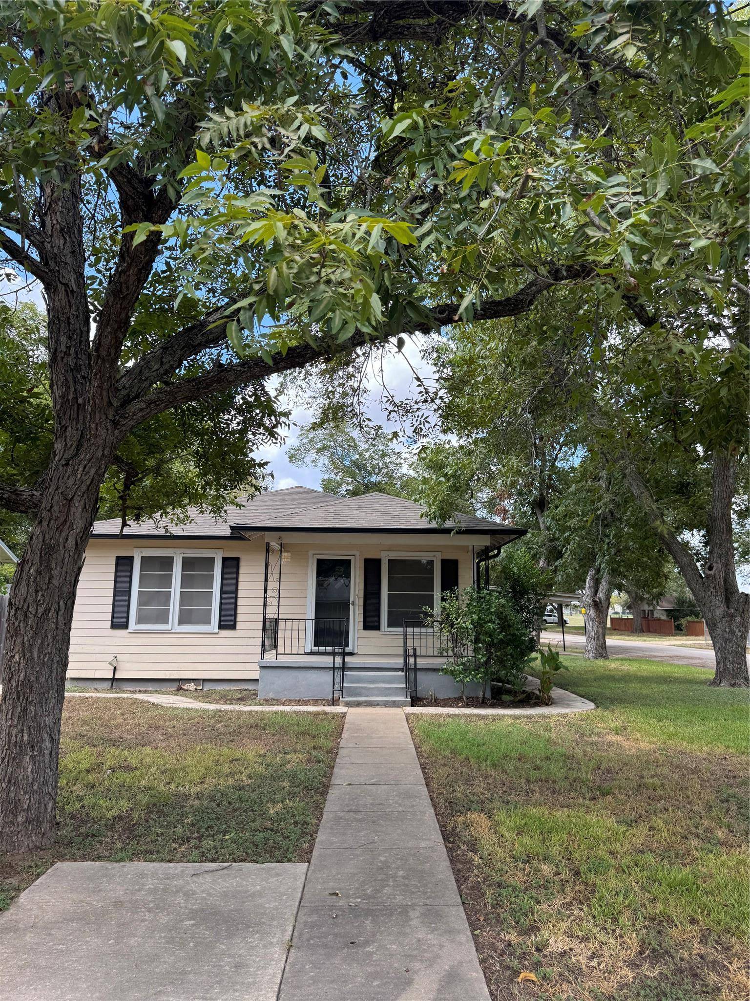 509 Whitehead ST, Smithville, TX 78957