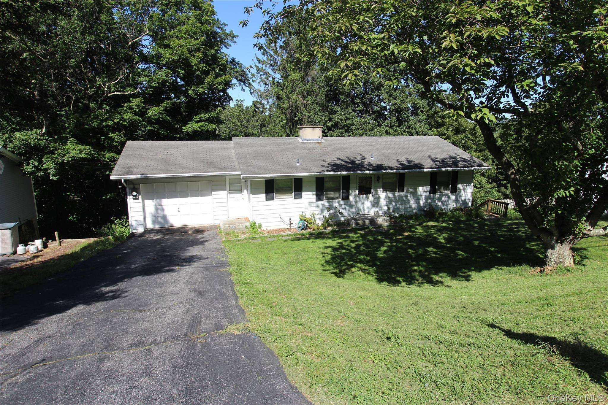 661 Warren AVE, Thornwood, NY 10594