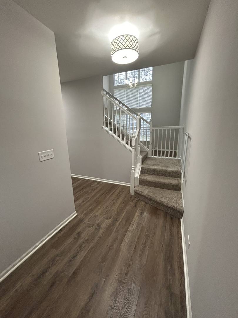 709 Riding LN, St. Charles, IL 60174