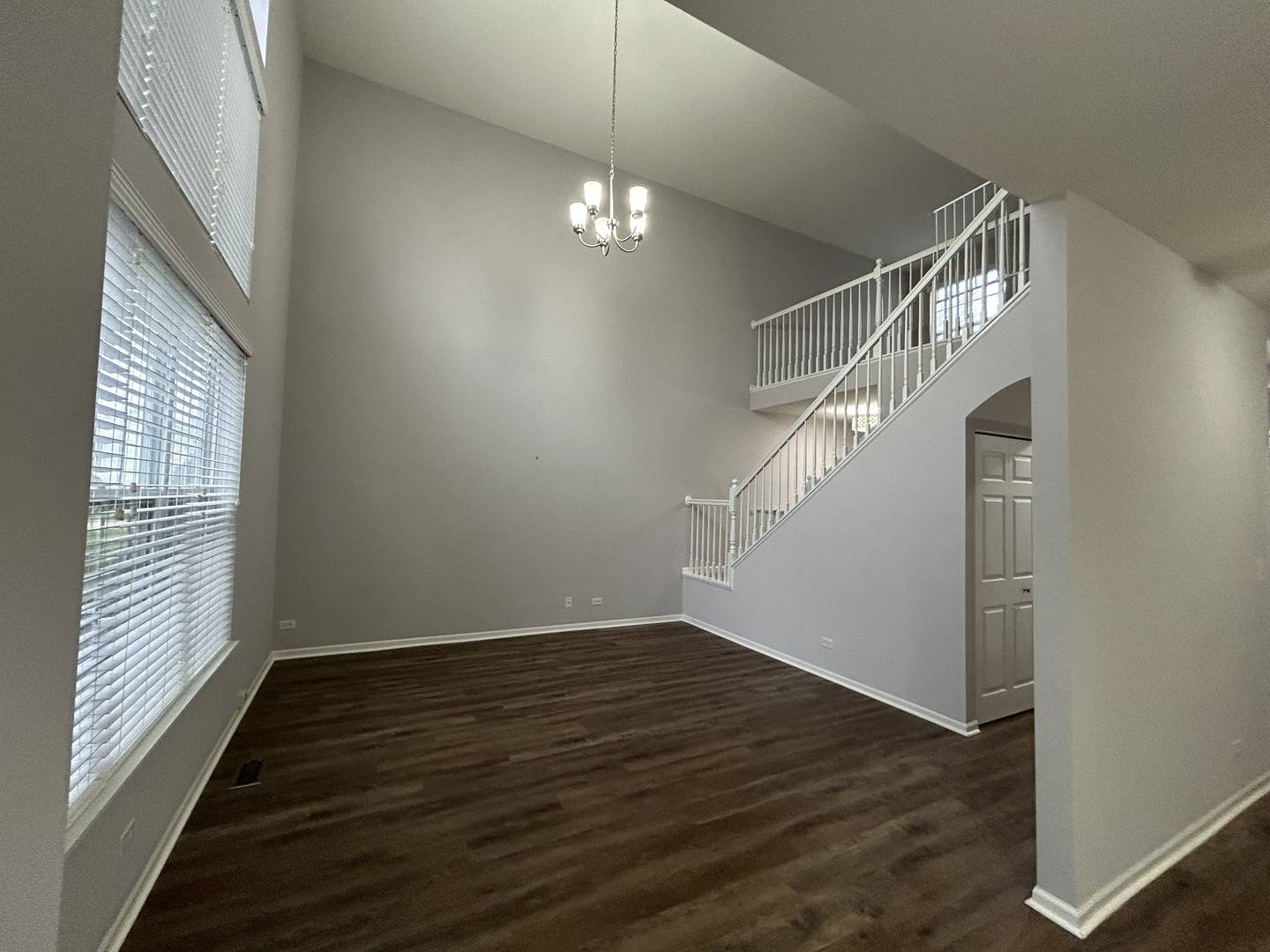 709 Riding LN, St. Charles, IL 60174
