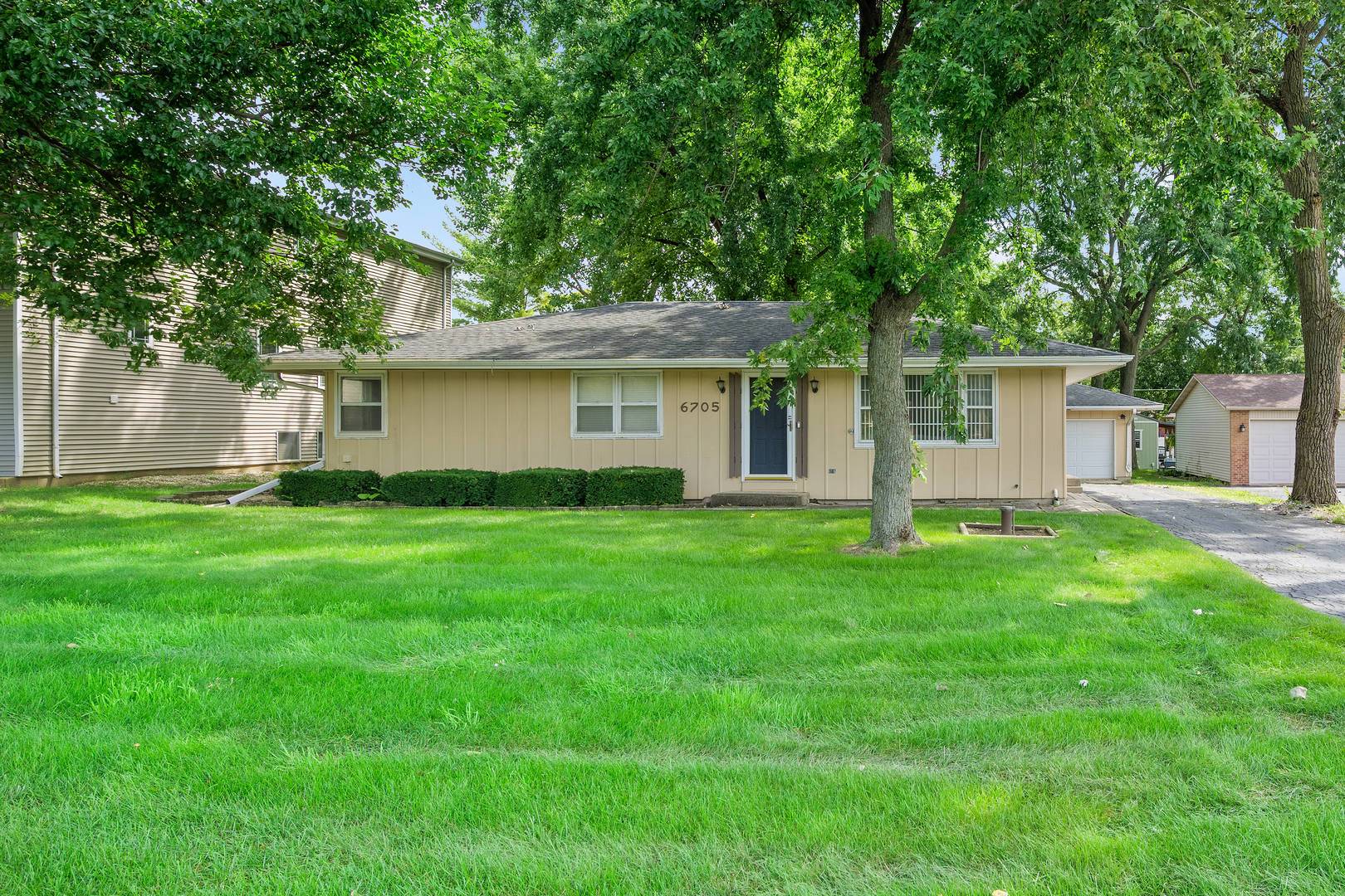 6705 Clarendon Hills RD, Darien, IL 60561