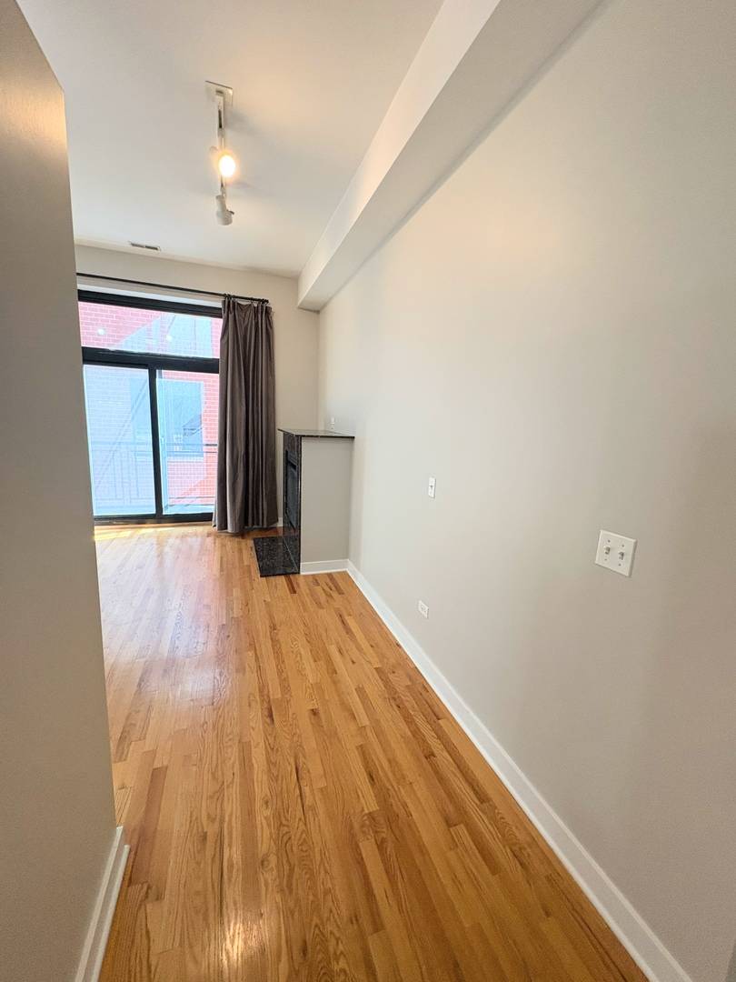 2 S Leavitt ST #308, Chicago, IL 60612