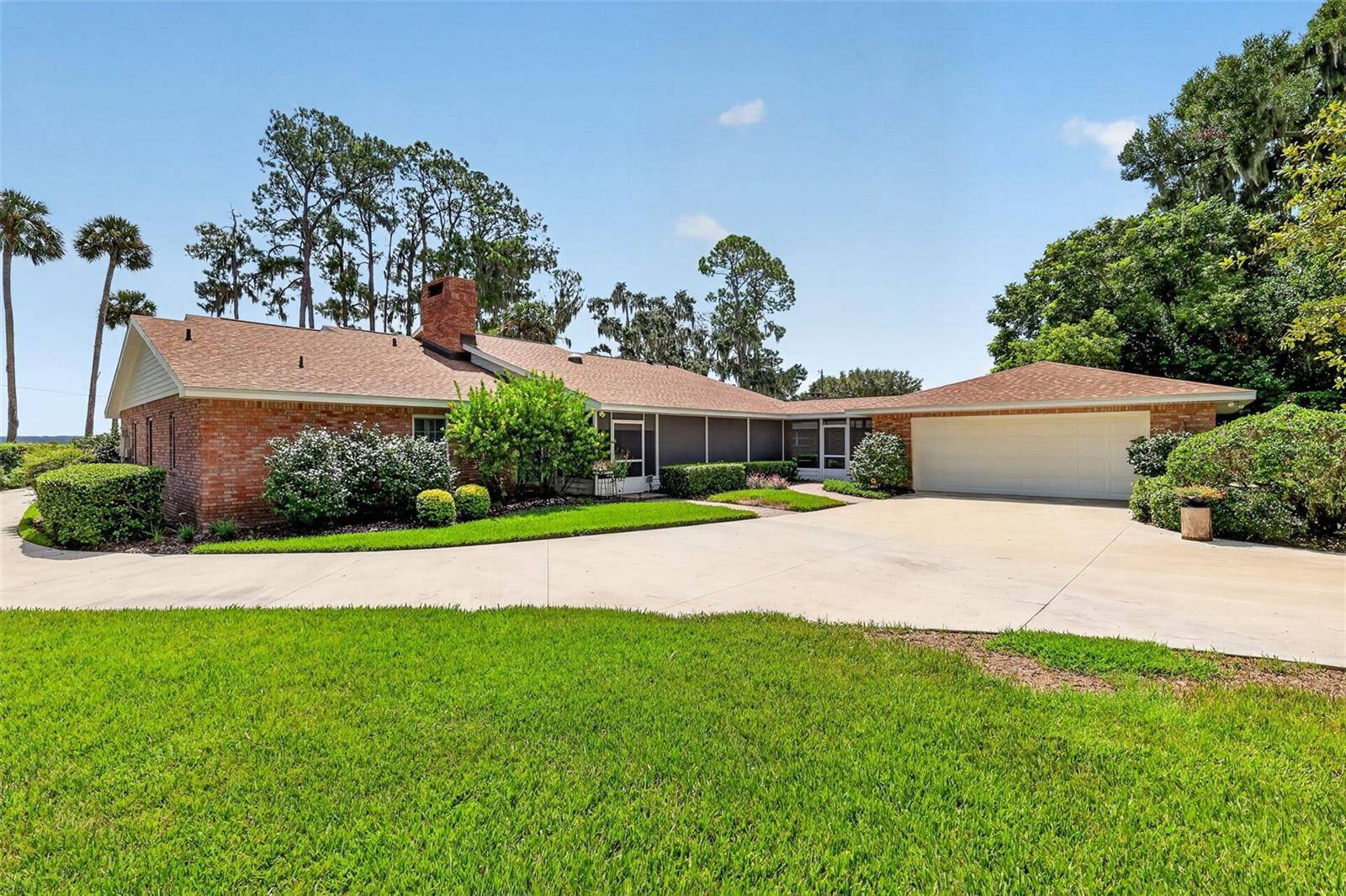 3081 LAKESHORE DR, Mount Dora, FL 32757