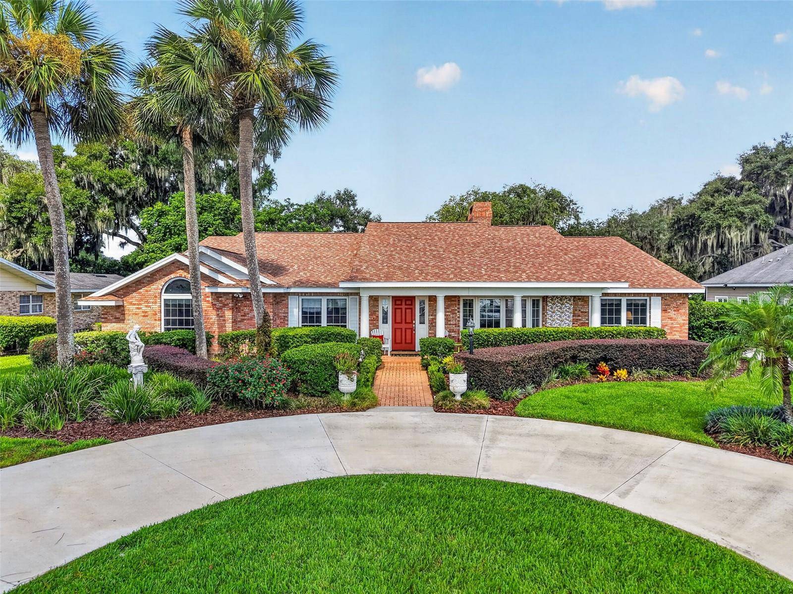 3081 LAKESHORE DR, Mount Dora, FL 32757