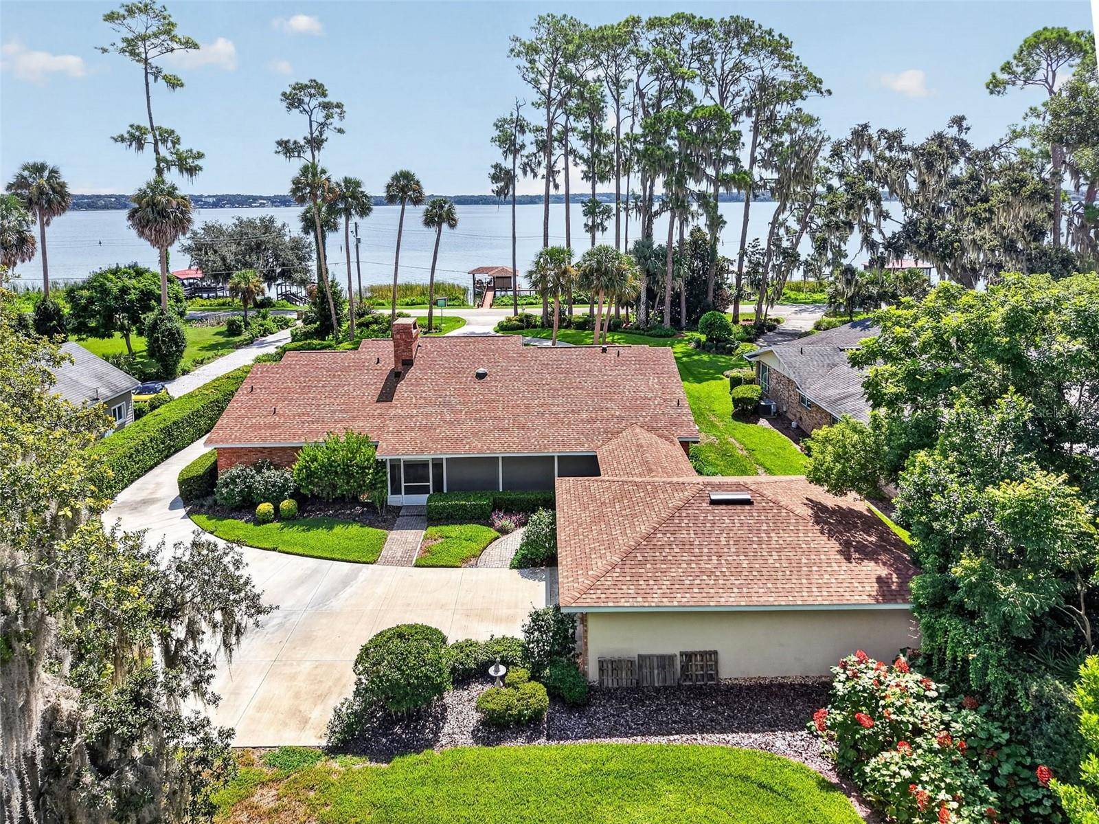 3081 LAKESHORE DR, Mount Dora, FL 32757