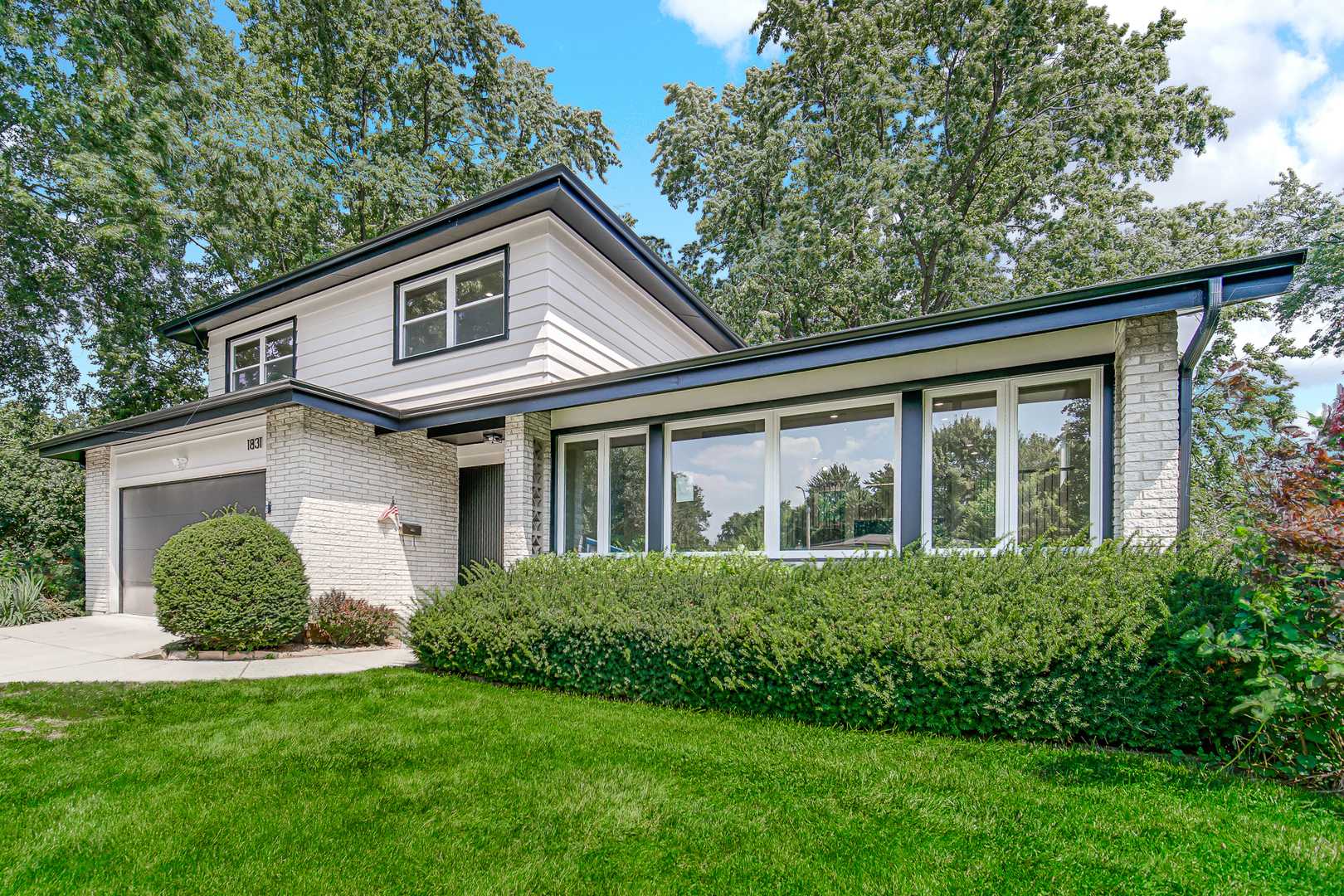 1831 N Rolling LN, Arlington Heights, IL 60004