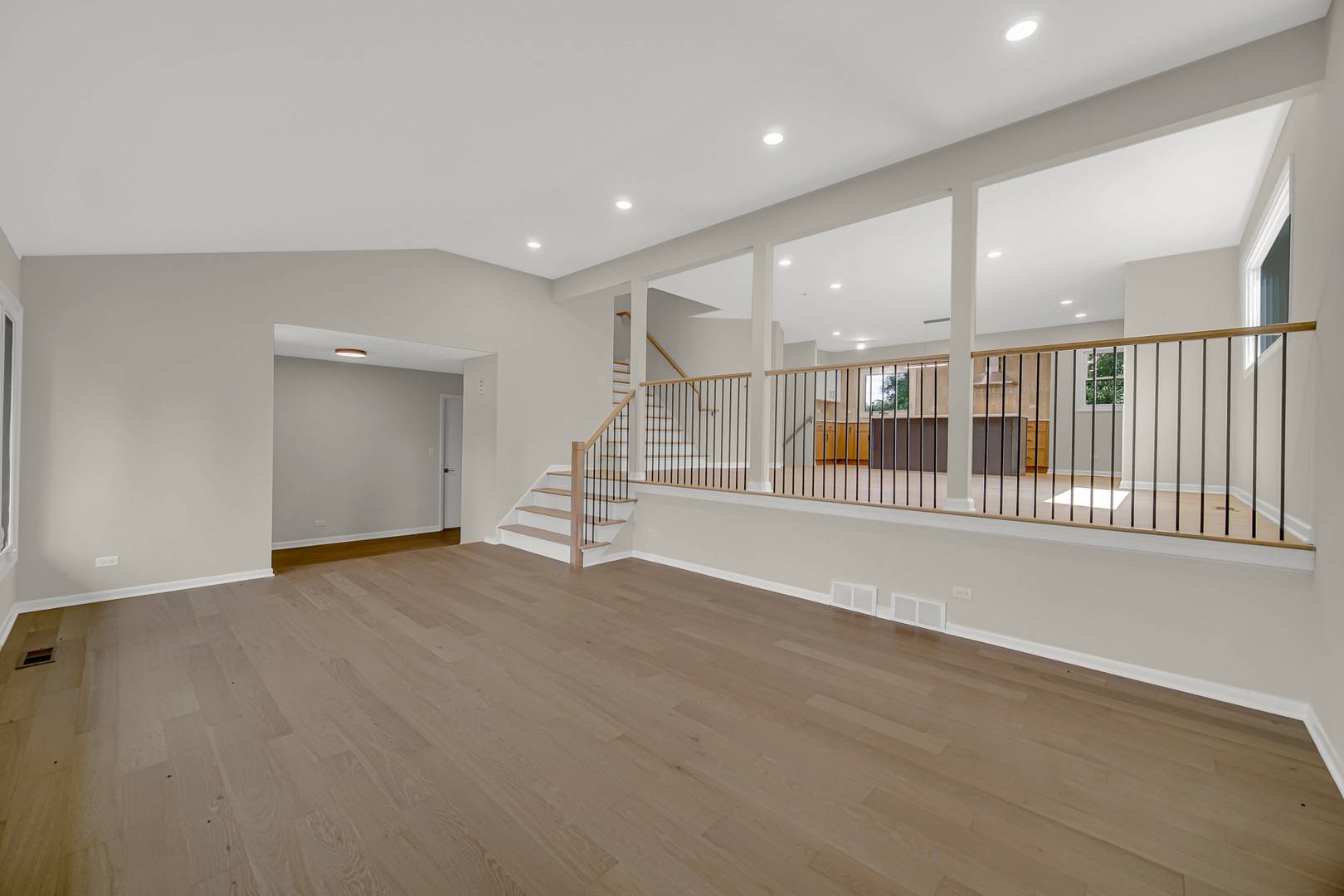1831 N Rolling LN, Arlington Heights, IL 60004