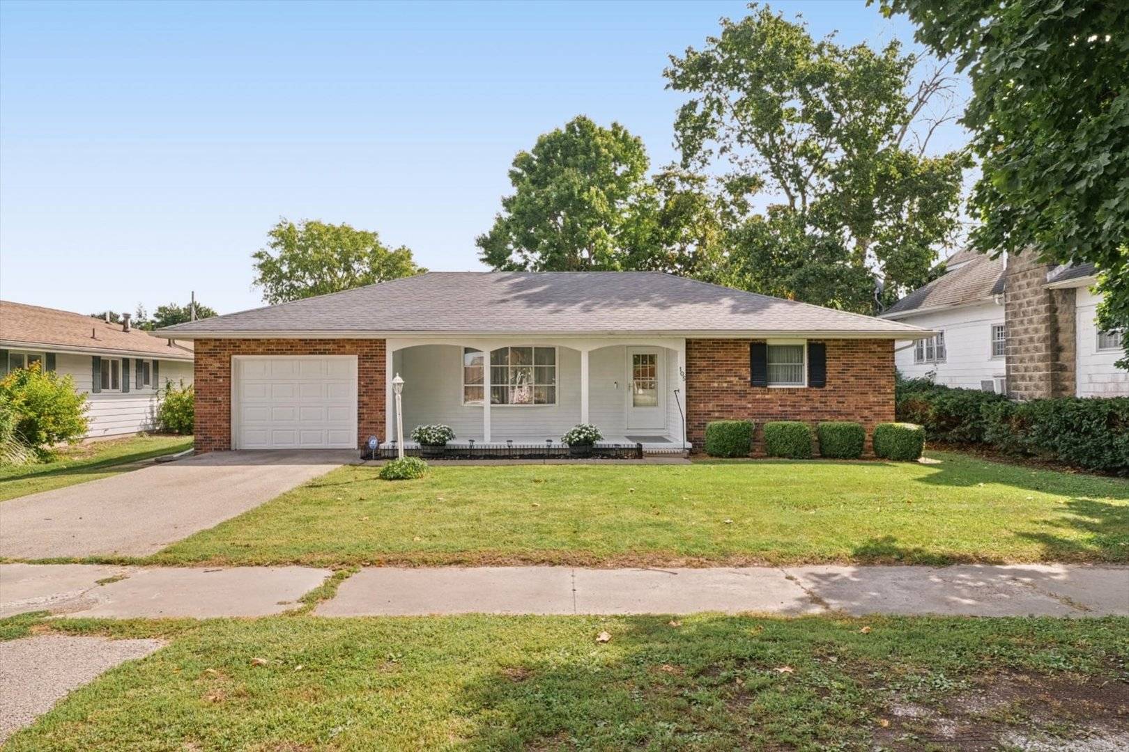 105 S Howard ST, Newman, IL 61942