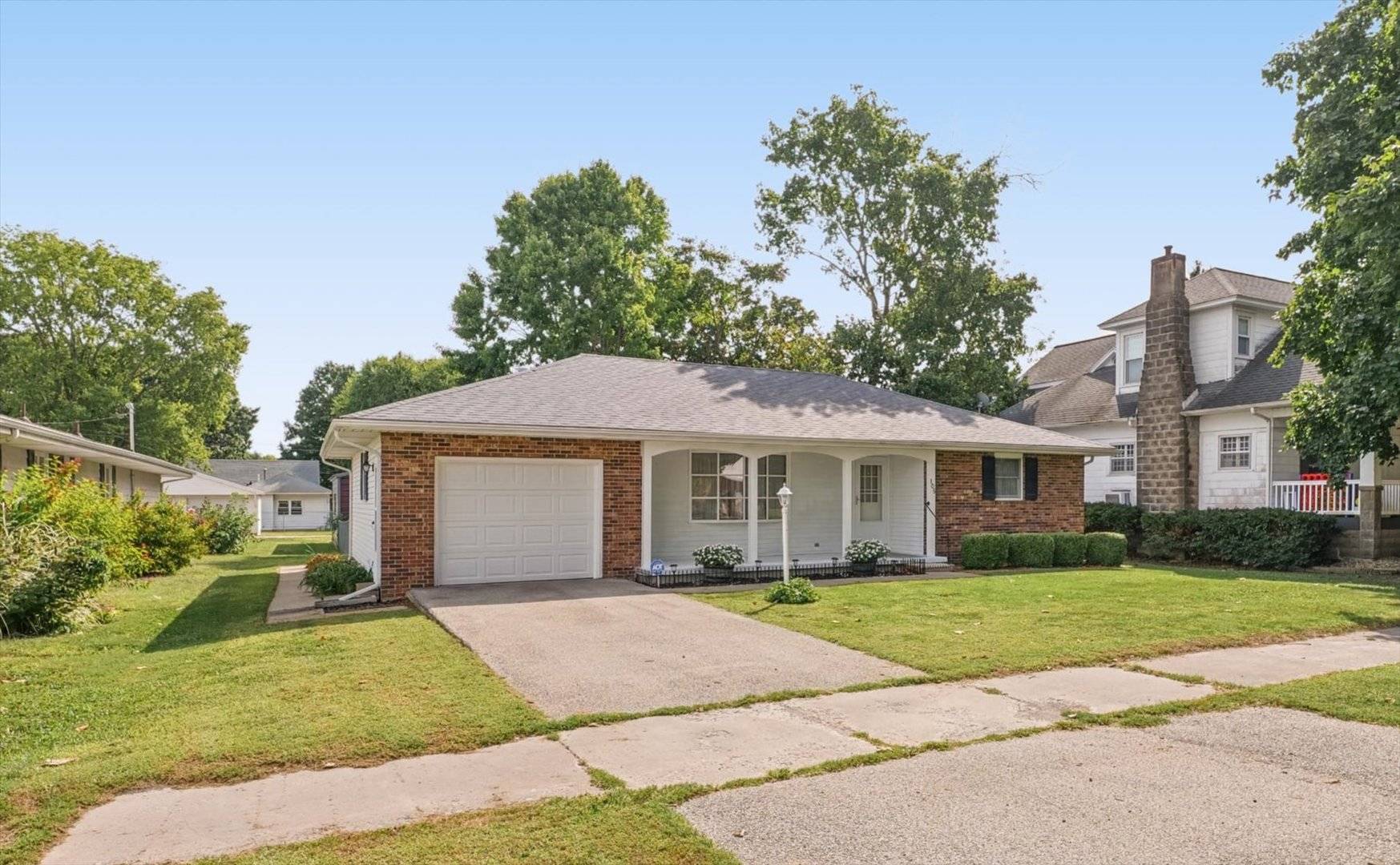 105 S Howard ST, Newman, IL 61942