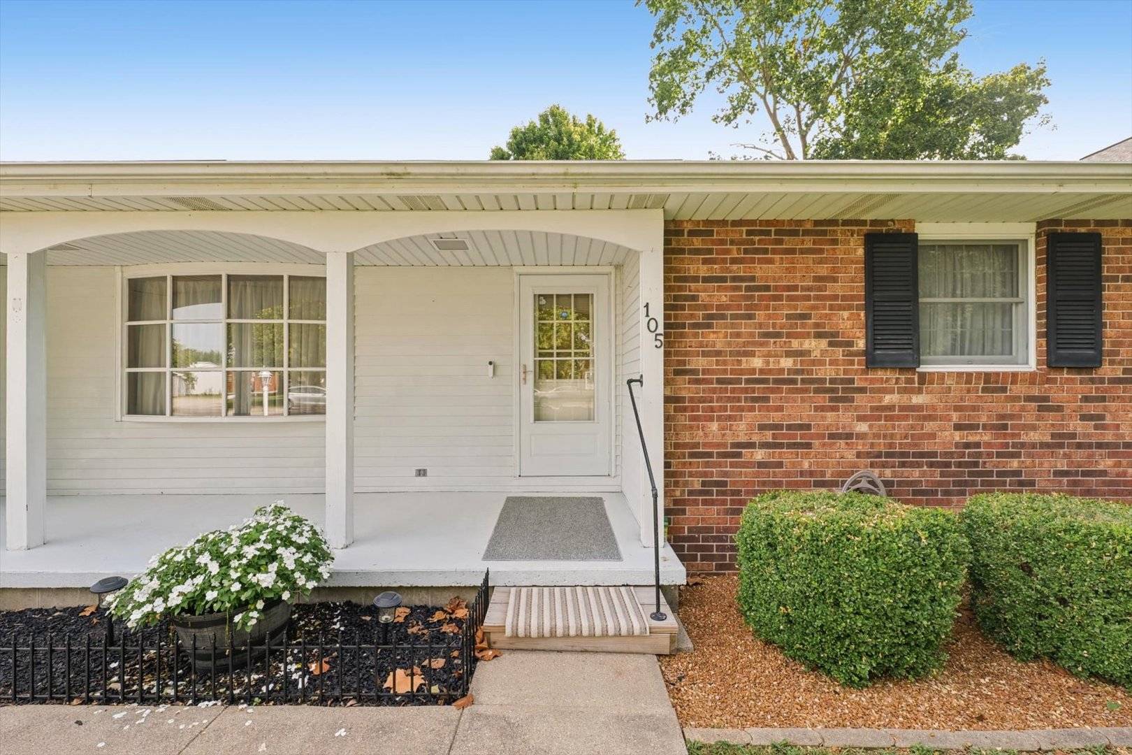 105 S Howard ST, Newman, IL 61942