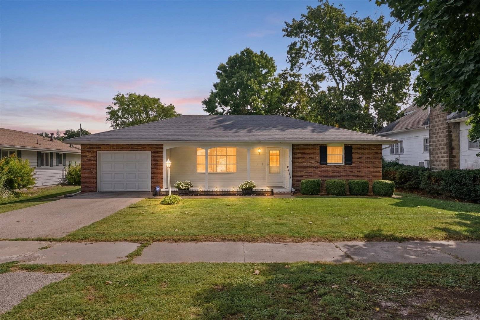 105 S Howard ST, Newman, IL 61942