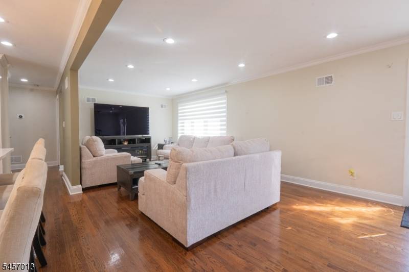 10 Evelyn Ter, Wayne Twp., NJ 07470