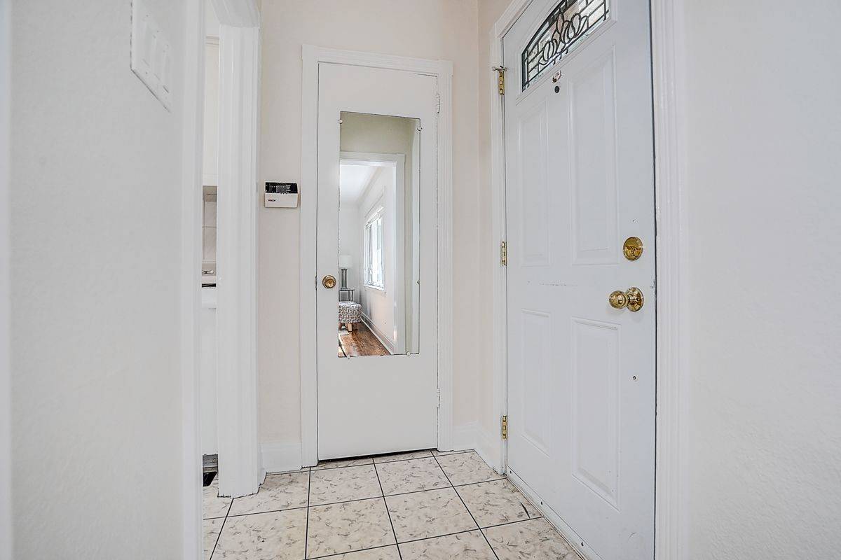128 Leacrest RD, Toronto C11, ON M4G 1E8