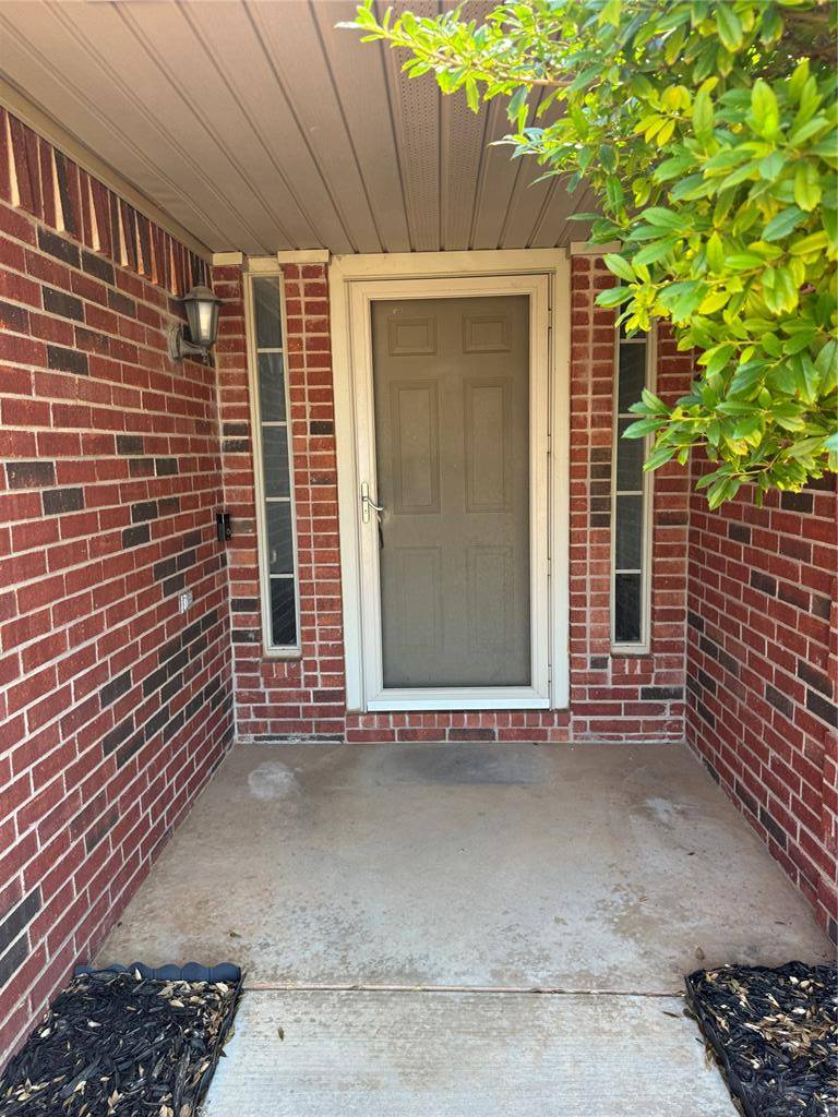 400 S Castle Ridge LN, Mustang, OK 73064