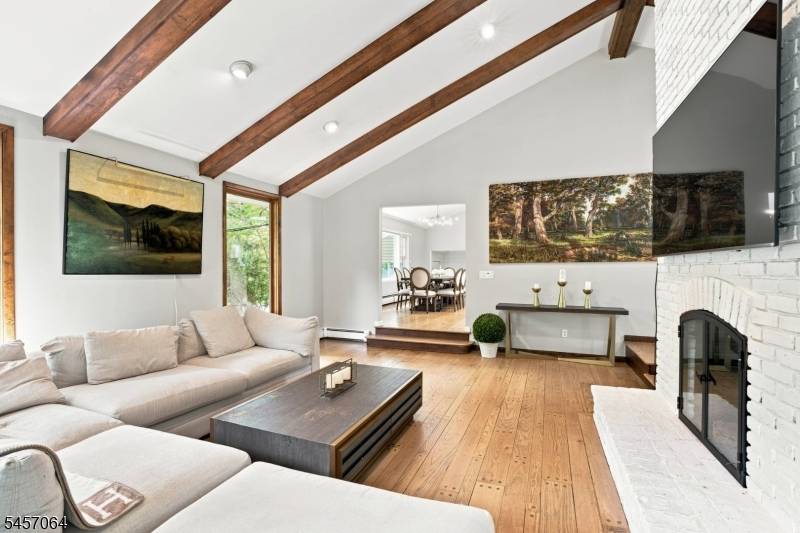 7 Sleepy Hollow Rd, Upper Saddle River Boro, NJ 07458