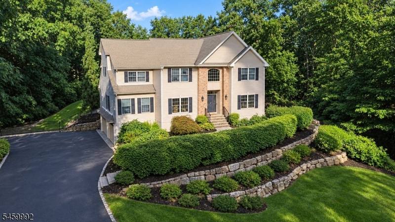 8 Goldfinch Run, Kinnelon Boro, NJ 07405