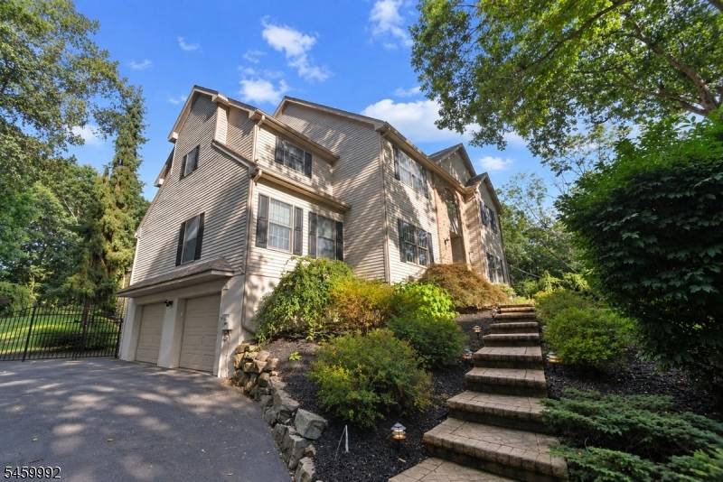 8 Goldfinch Run, Kinnelon Boro, NJ 07405