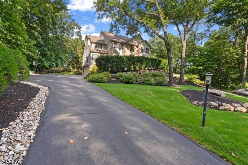 8 Goldfinch Run, Kinnelon Boro, NJ 07405