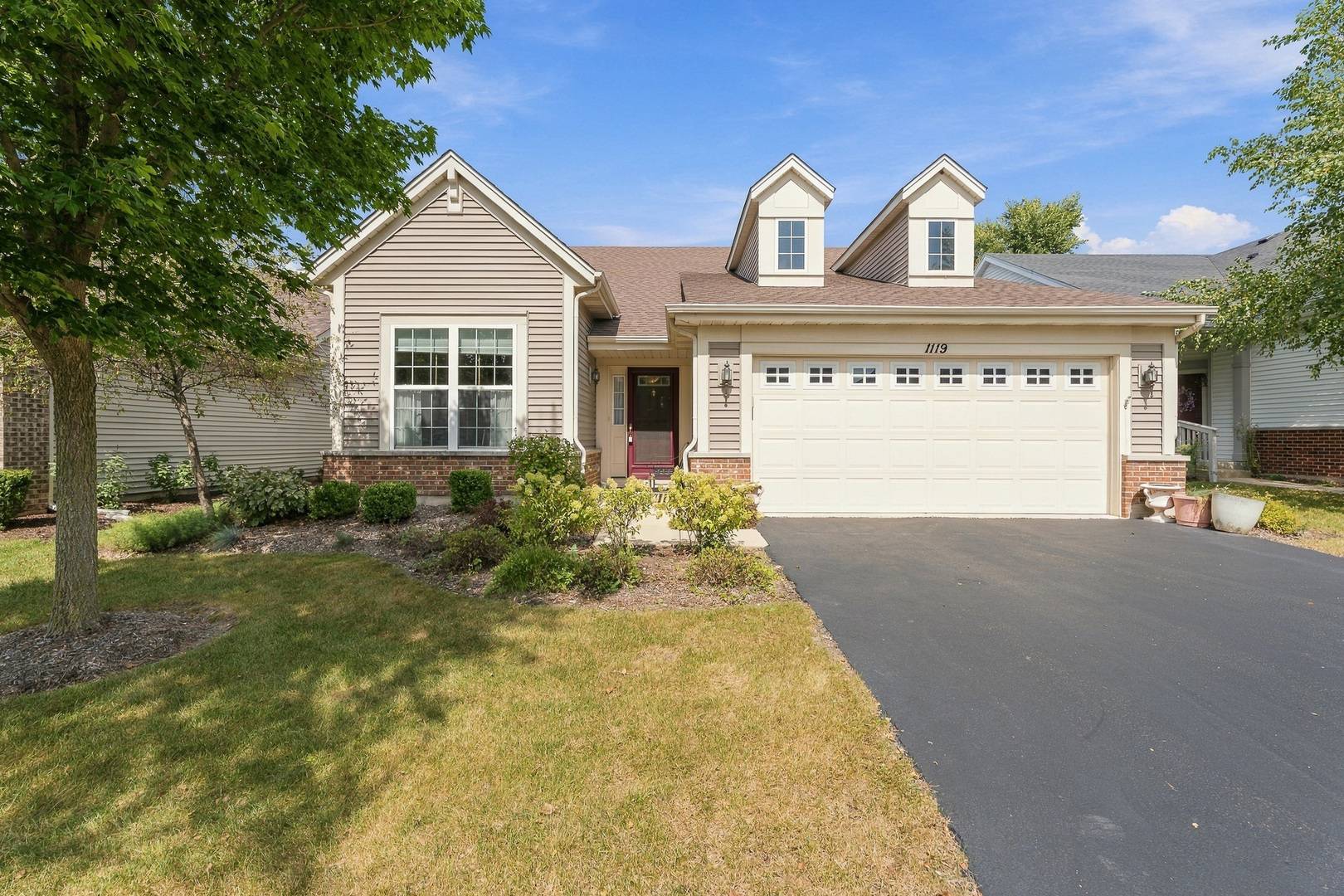 1119 Heathrow LN, Aurora, IL 60502