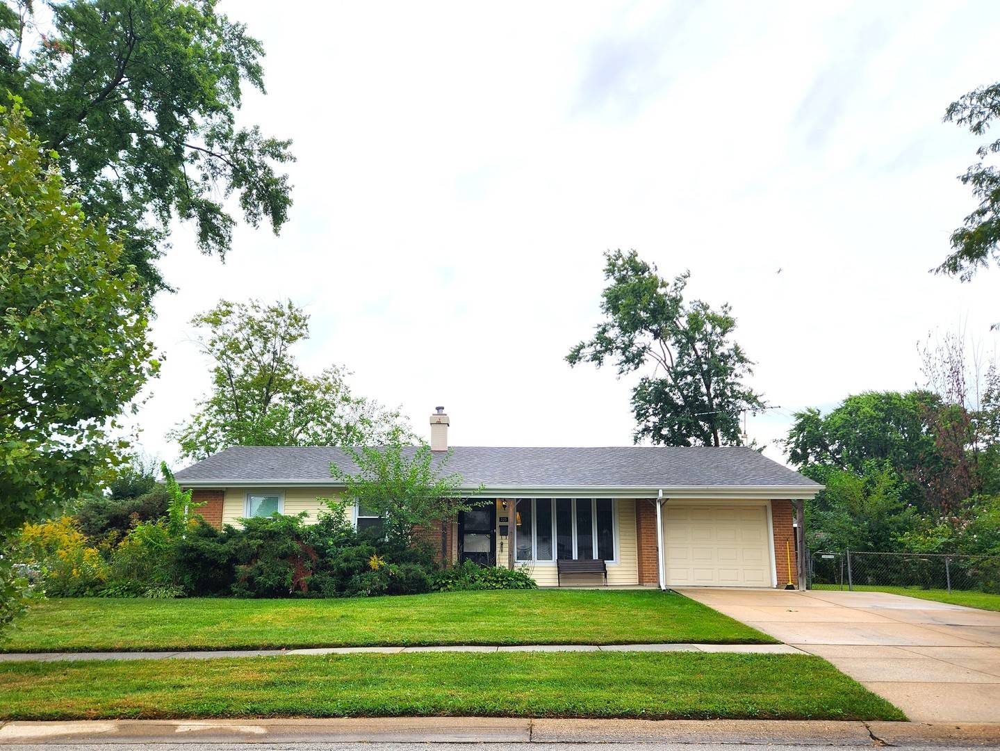 325 Spruce LN, Elk Grove Village, IL 60007