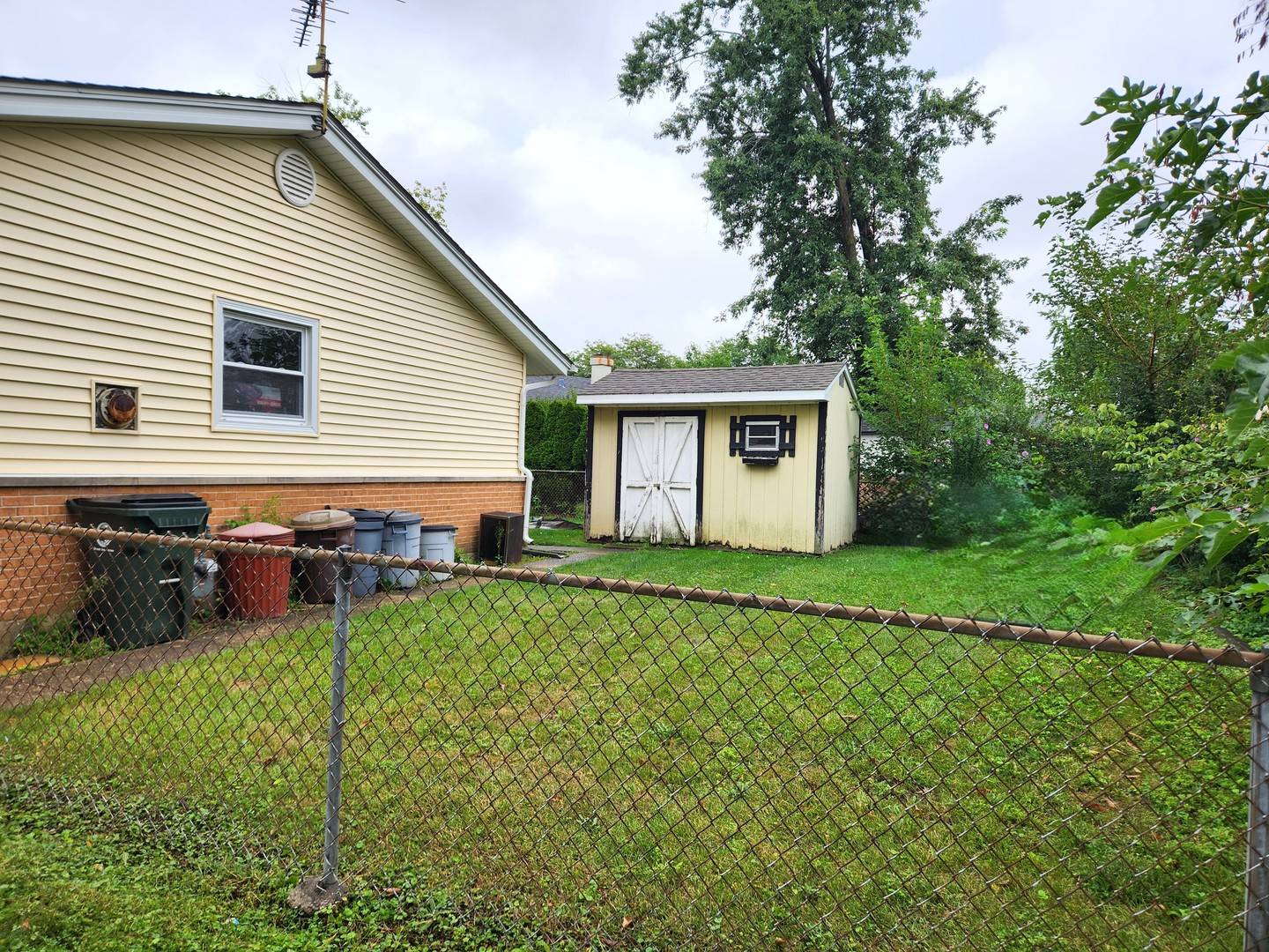 325 Spruce LN, Elk Grove Village, IL 60007