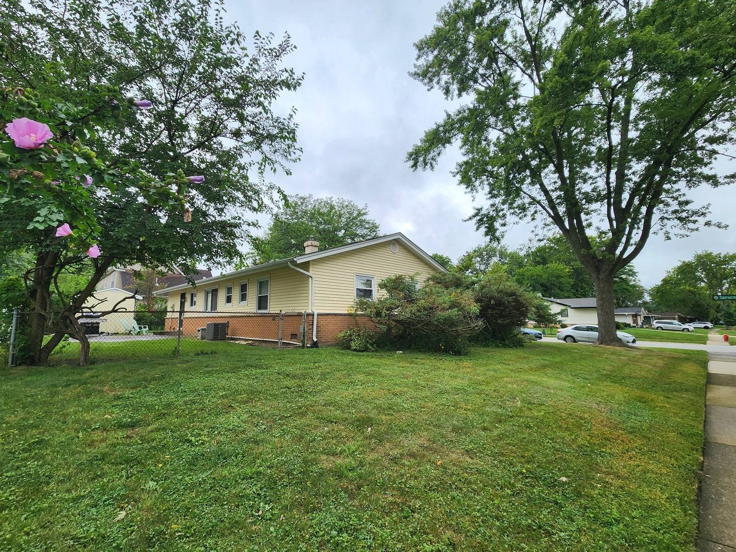 325 Spruce LN, Elk Grove Village, IL 60007