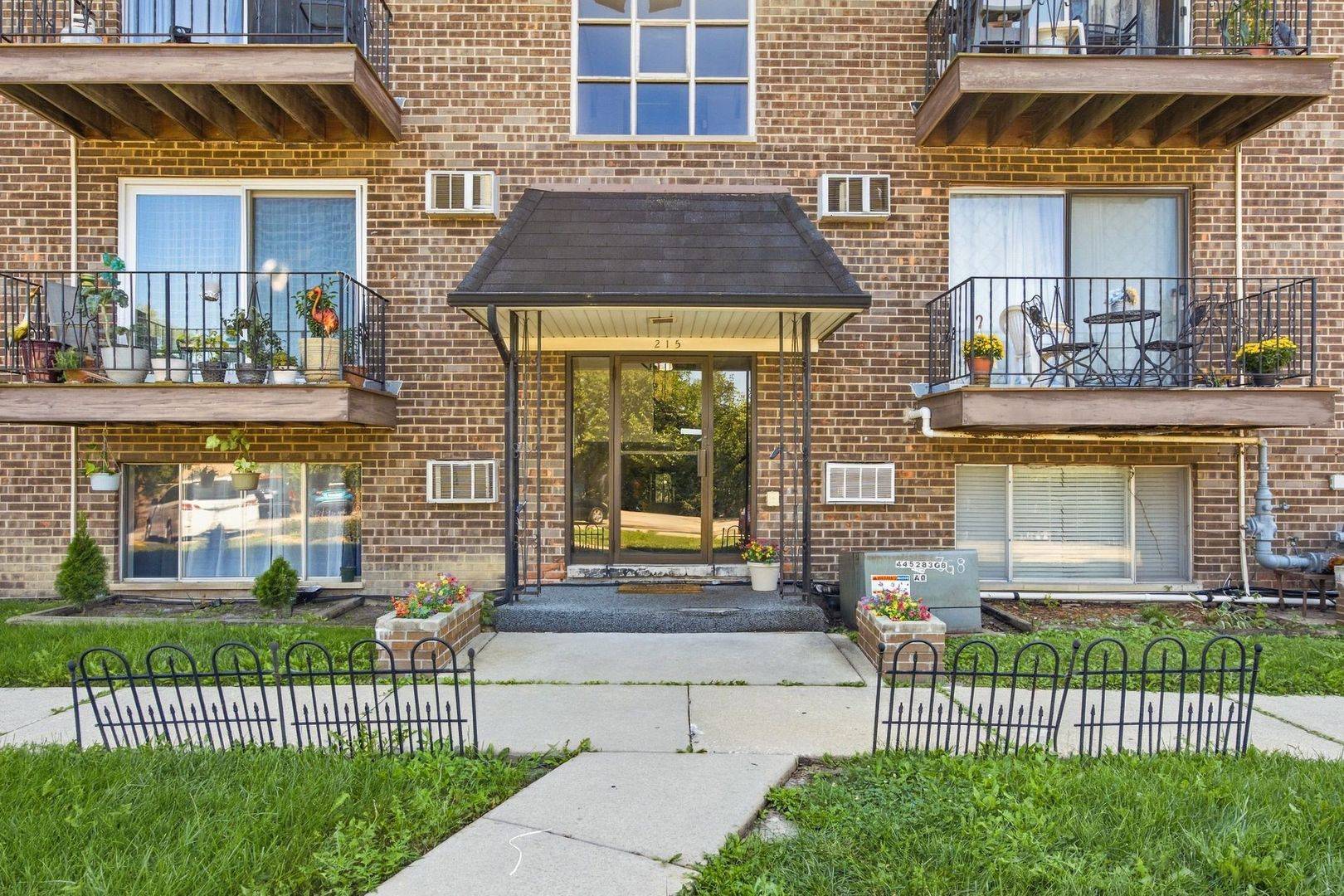 215 S Hale ST #6A, Addison, IL 60101