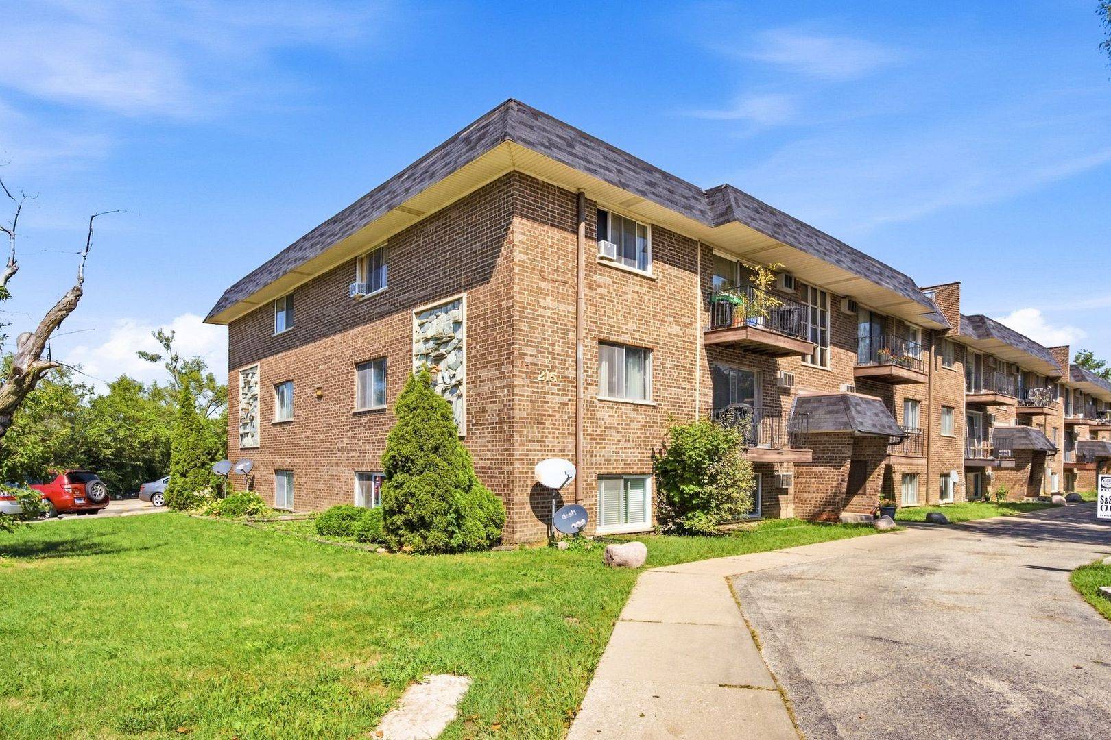 215 S Hale ST #6A, Addison, IL 60101