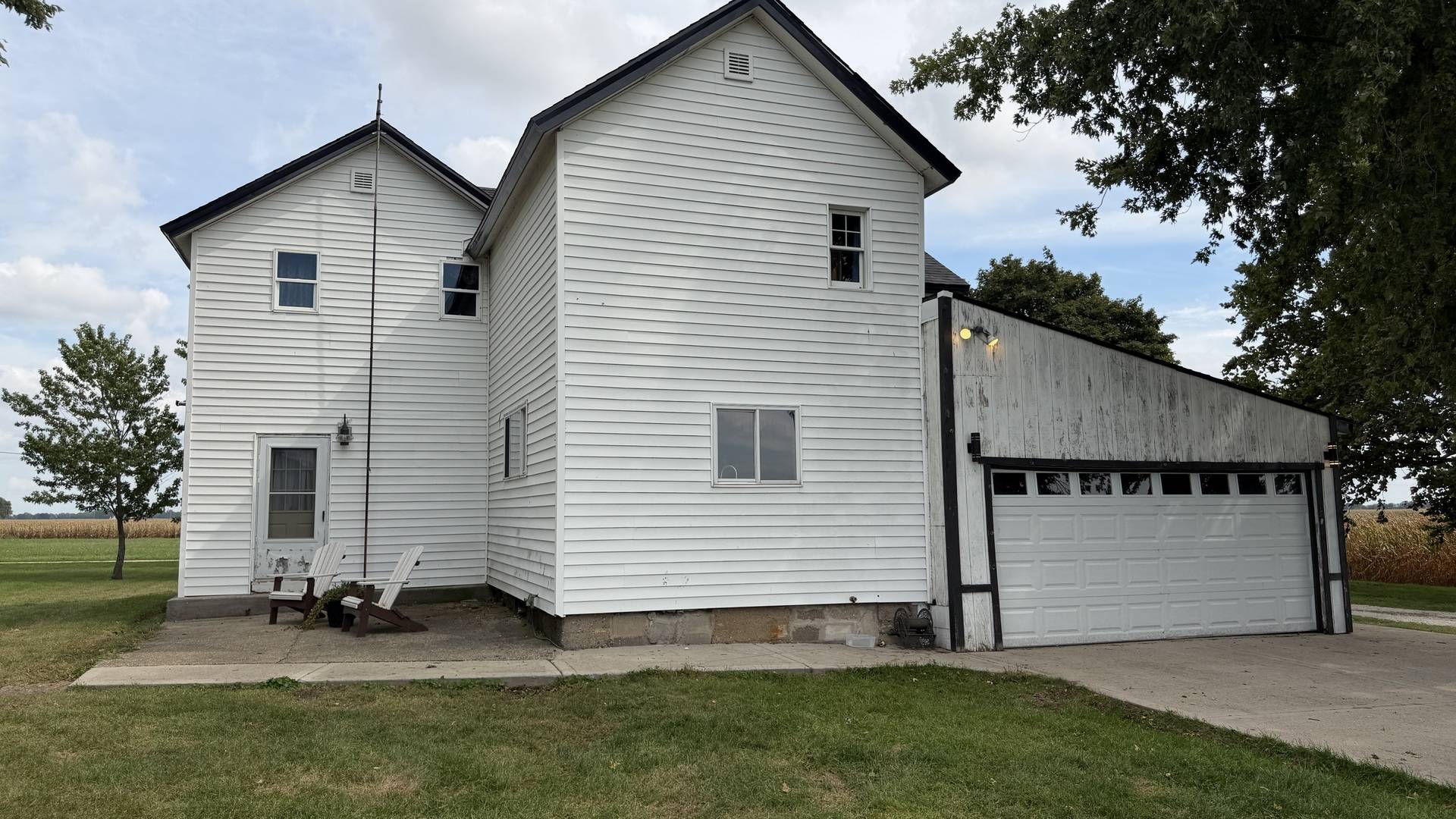 6151 Cunniff RD, Tampico, IL 61283