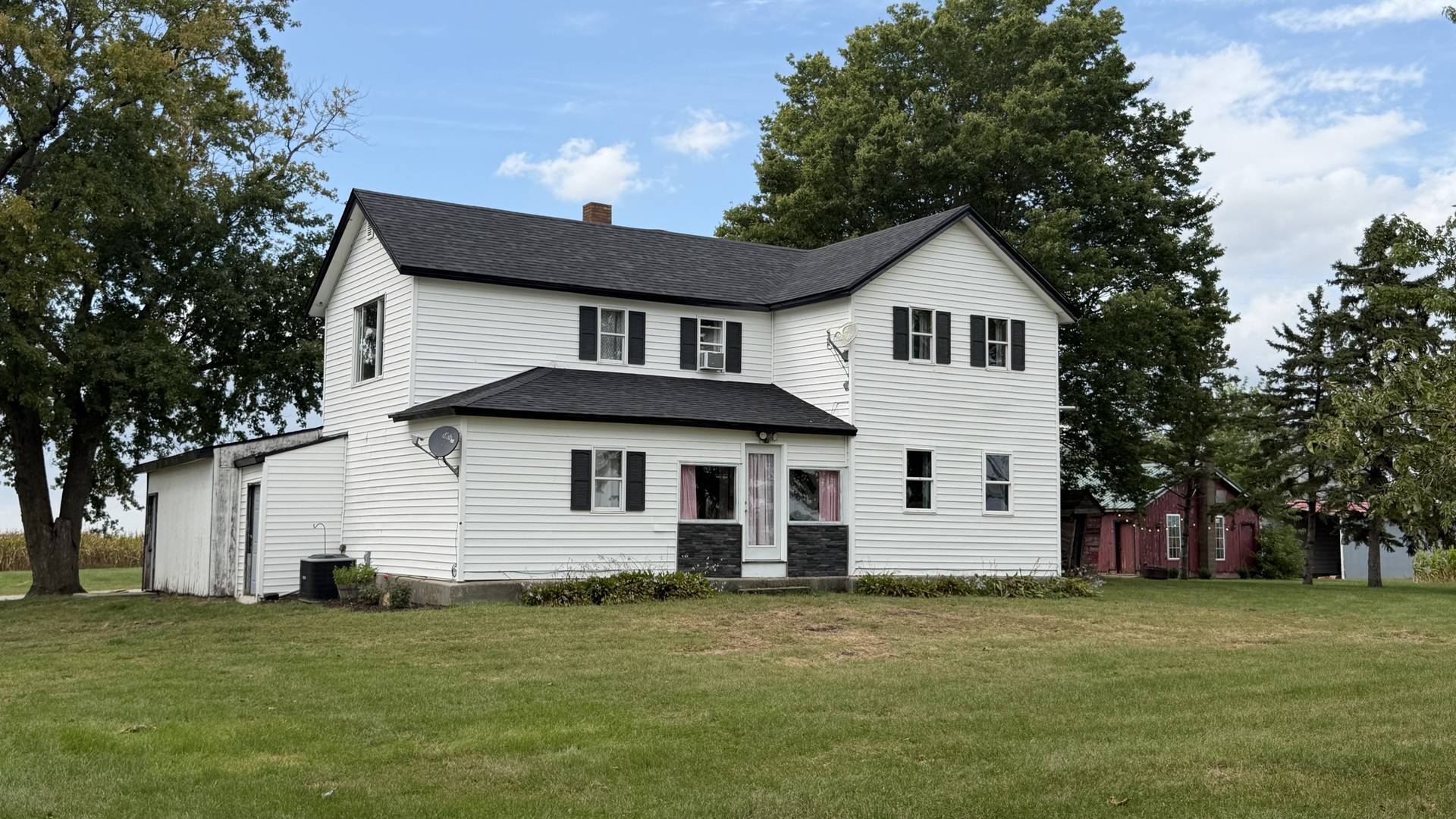 6151 Cunniff RD, Tampico, IL 61283