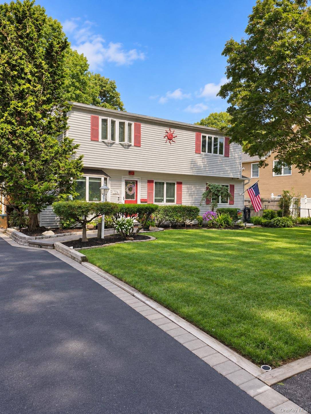724 Sandra AVE, West Islip, NY 11795