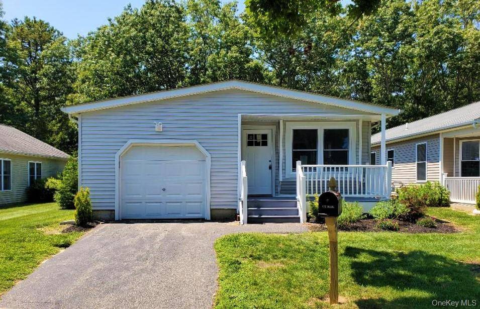 201 Village CIR, Manorville, NY 11949