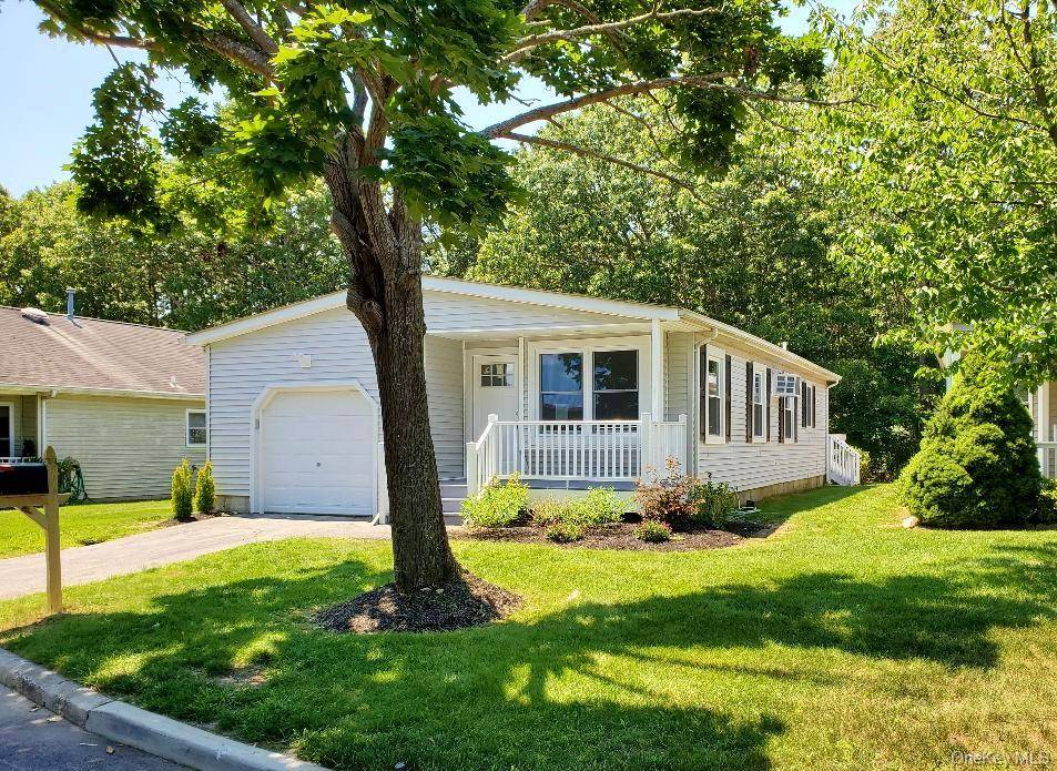 201 Village CIR, Manorville, NY 11949