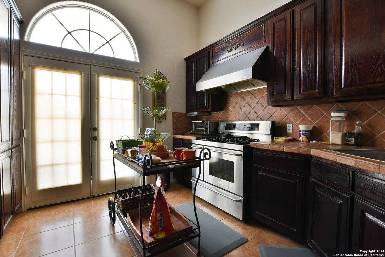 101 Harbour VW, Lakehills, TX 78063