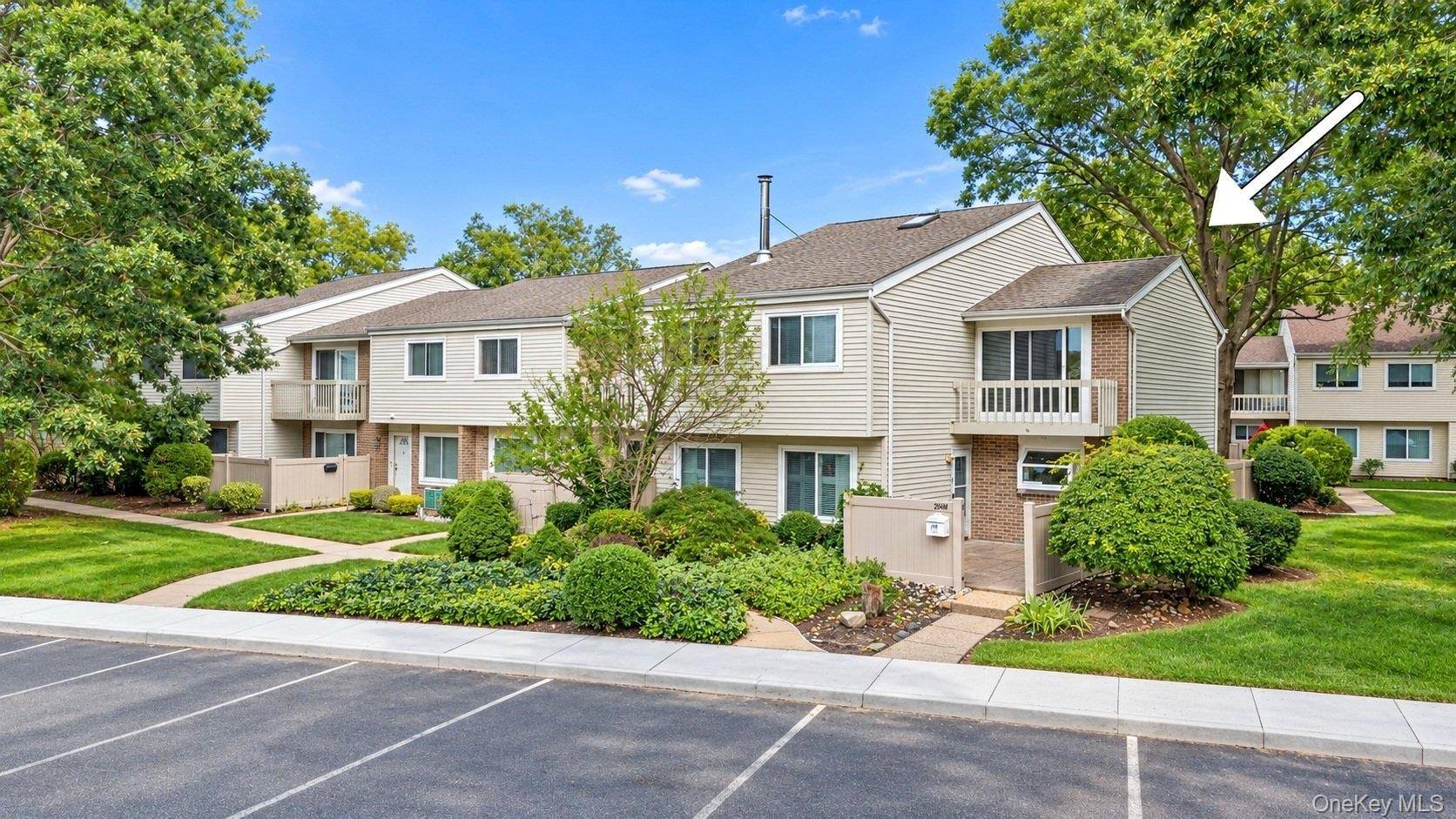 204 Springmeadow DR #M, Holbrook, NY 11741