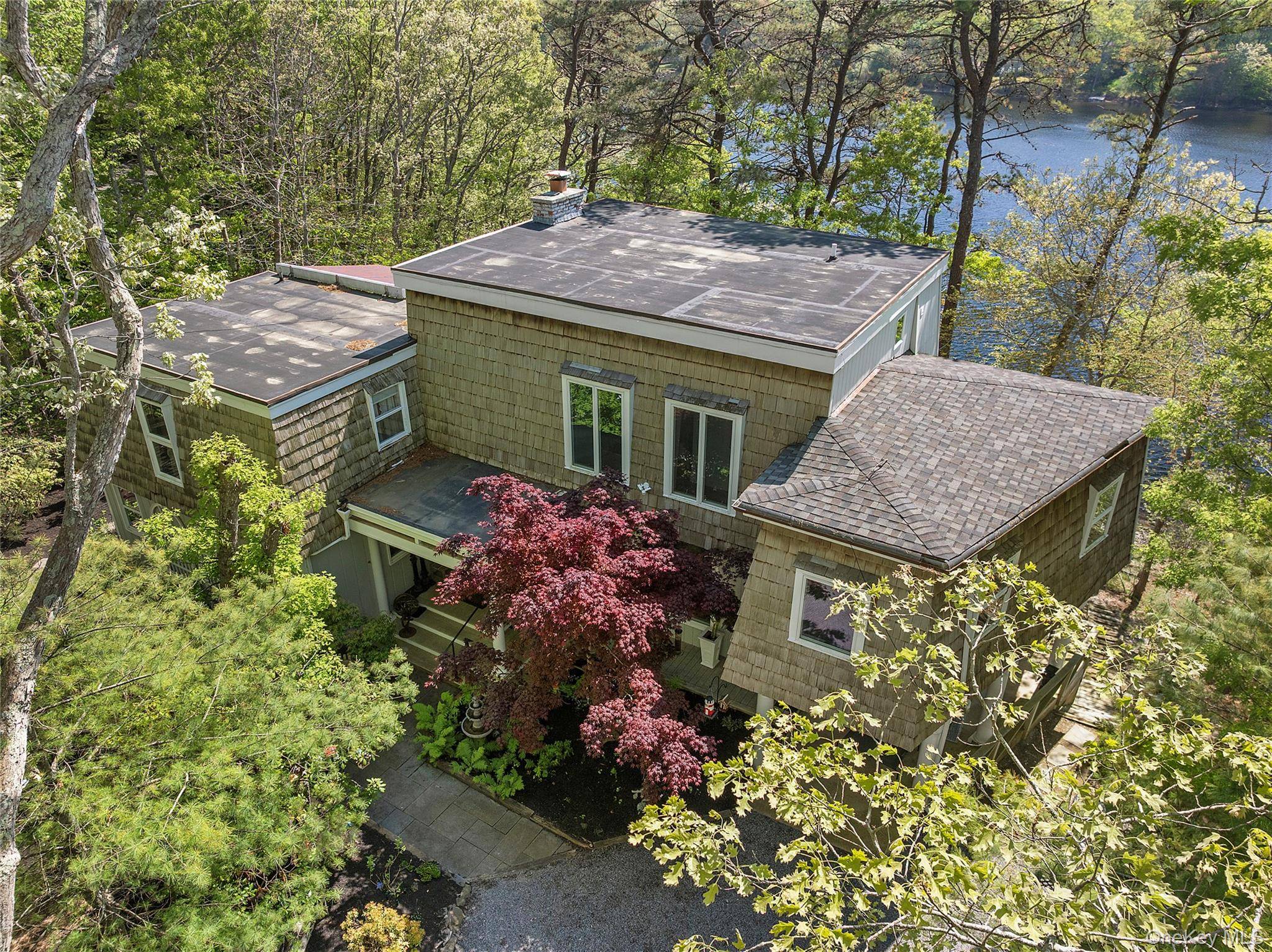 9 Lake View Ct, Southampton, NY 11968