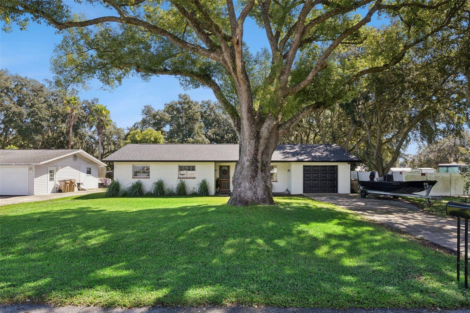 27544 LISA DR, Tavares, FL 32778