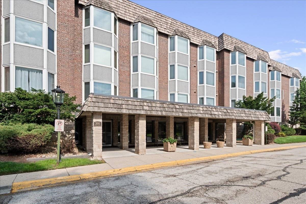 300 THAMES Pkwy #3F, Park Ridge, IL 60068