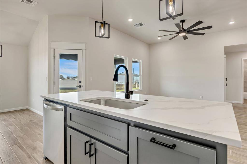 502 Grand Sycamore DR, Washington, OK 73093