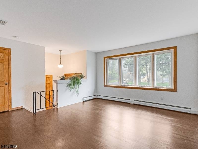 1 Oklahoma Trl, Hopatcong Boro, NJ 07843