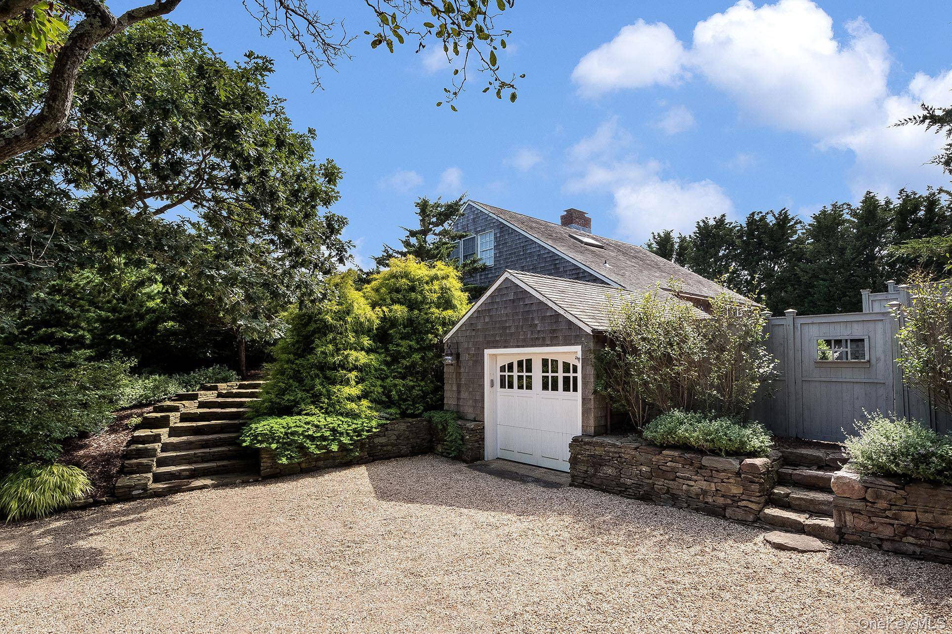 74 Hampton LN, Amagansett, NY 11930