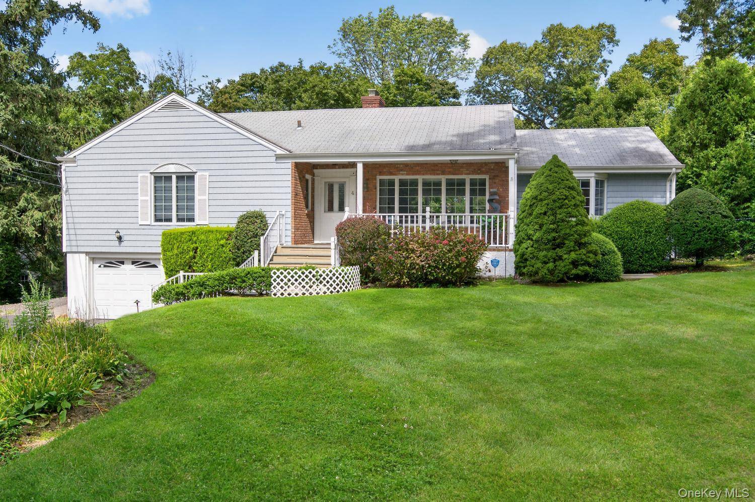 4 Woodleaf CT, Cold Spring Harbor, NY 11724