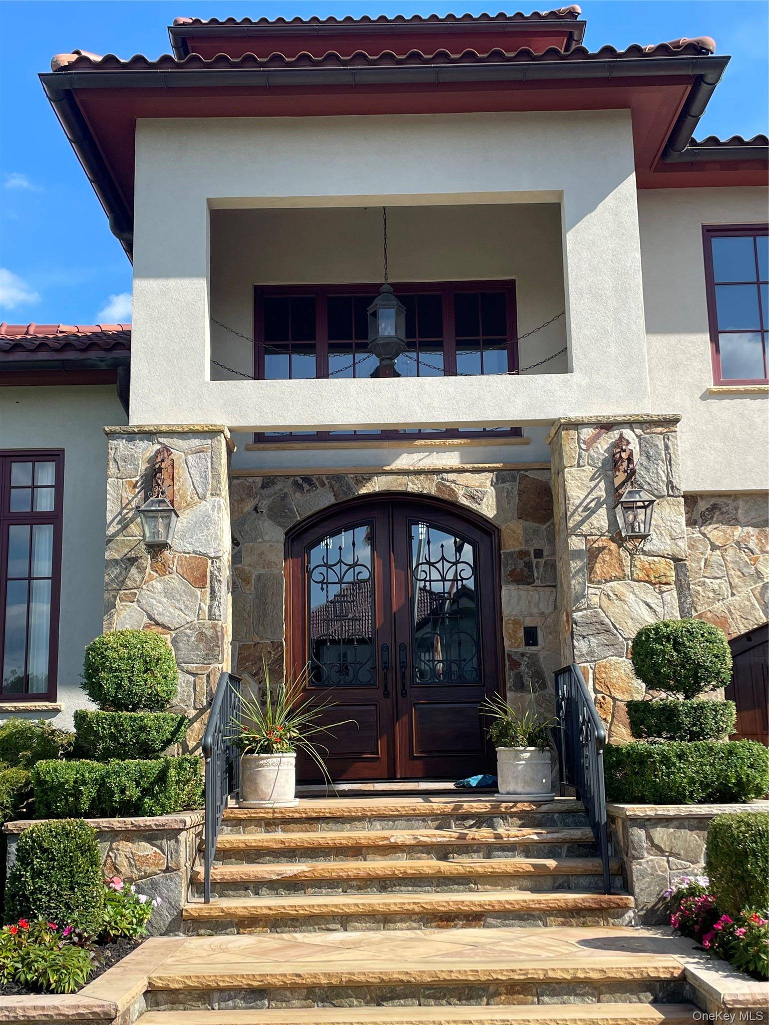 14 Brittany LN, New Rochelle, NY 10805