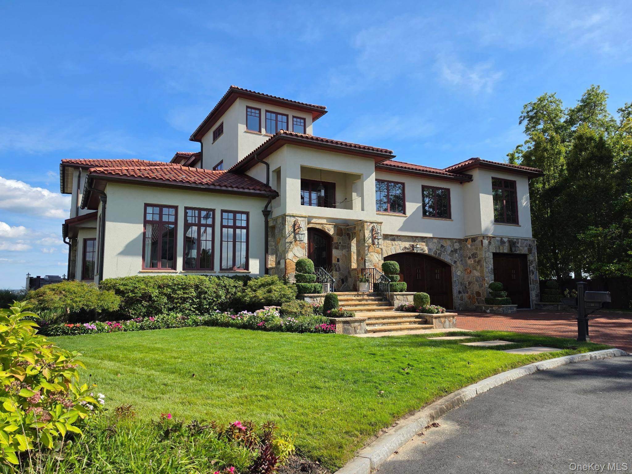 14 Brittany LN, New Rochelle, NY 10805
