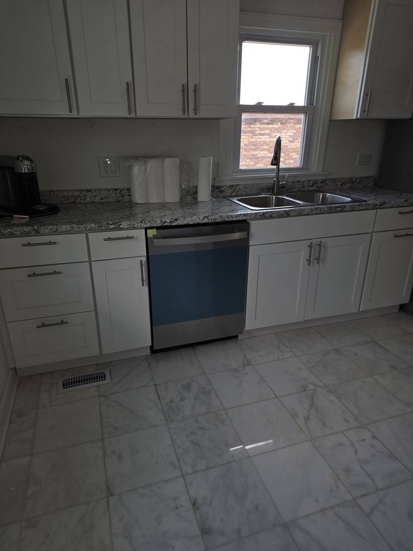 318 W Ogden AVE #2, Westmont, IL 60559