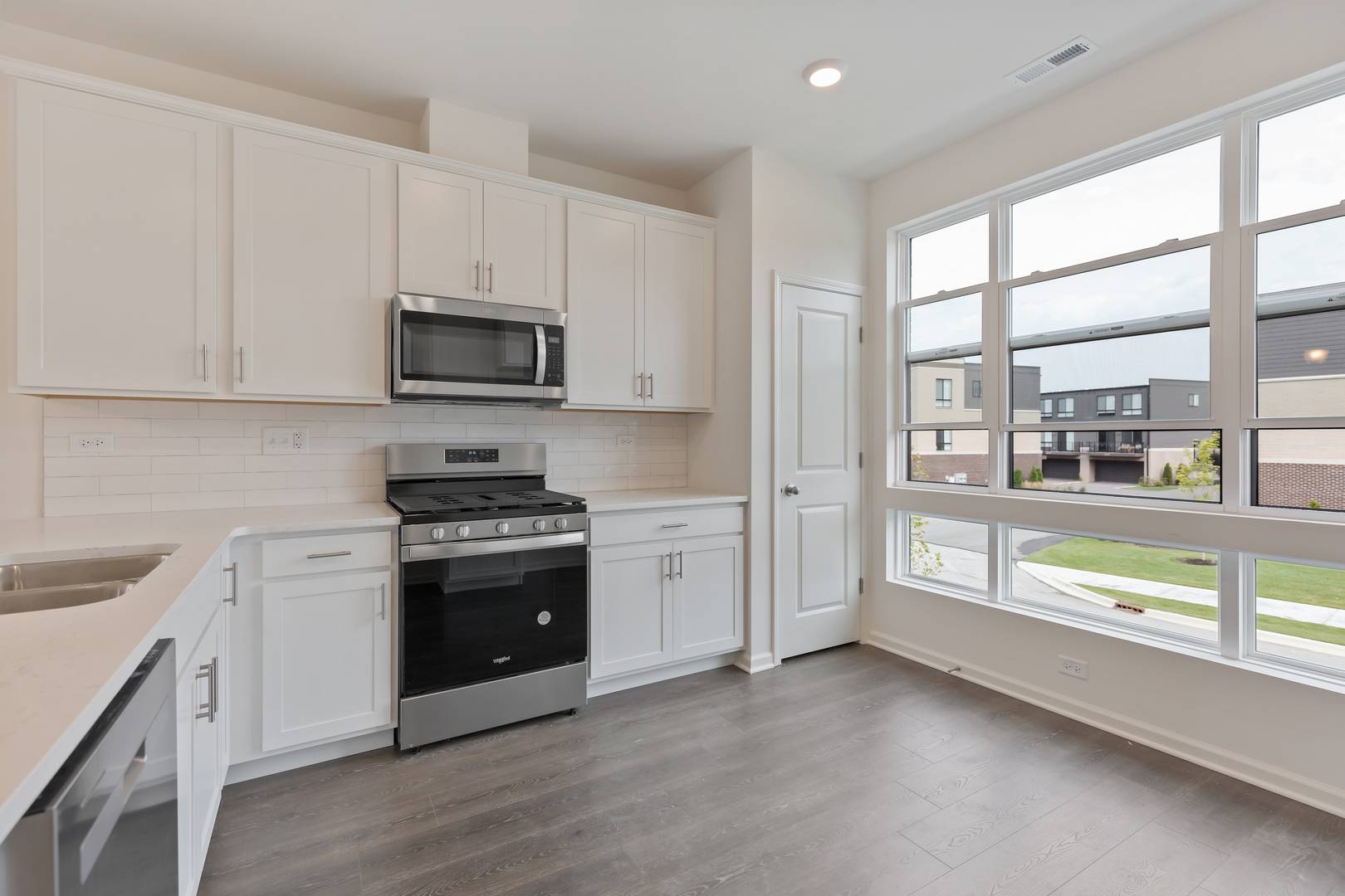 1289 Lakepointe DR, Schaumburg, IL 60173