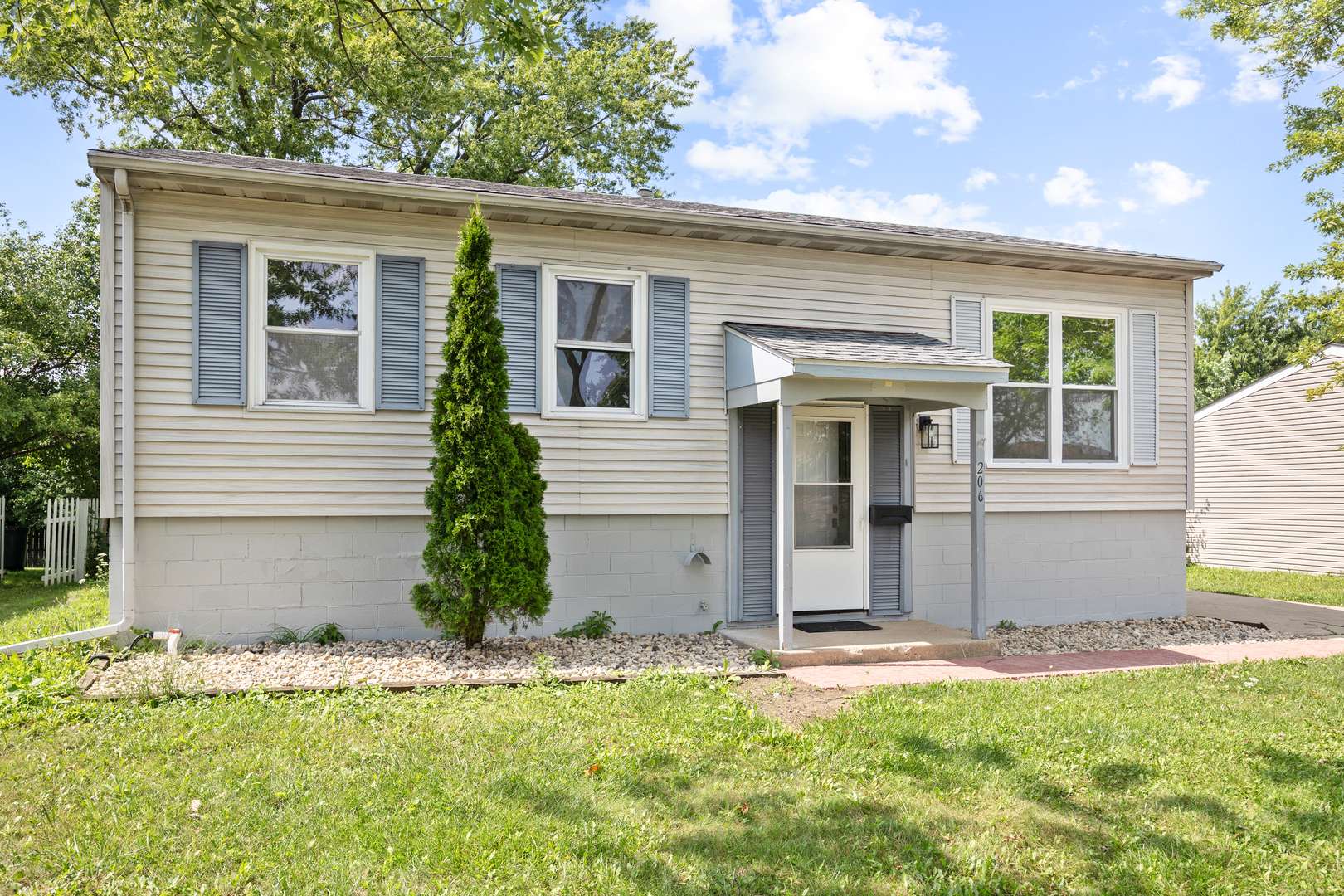 206 Ridge CIR, Streamwood, IL 60107